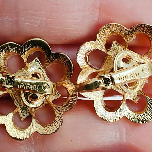 Crown TRIFARI Vintage Gold tone Square Open work Floral Clip on earrings - Picture 5 of 7
